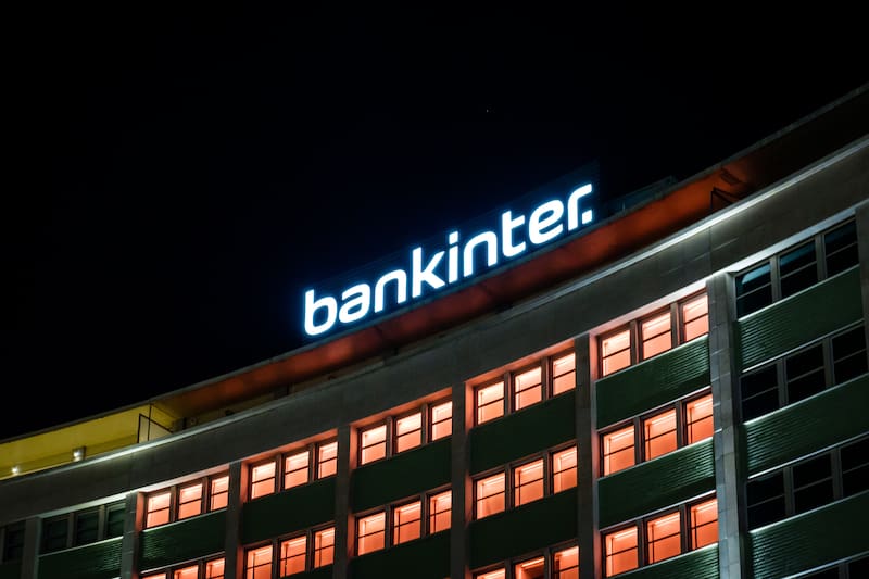Los analistas de Bankinter plantean distintos escenarios para Indra tras la salida de los Escribano y el posible futuro de la operación con EM&E.