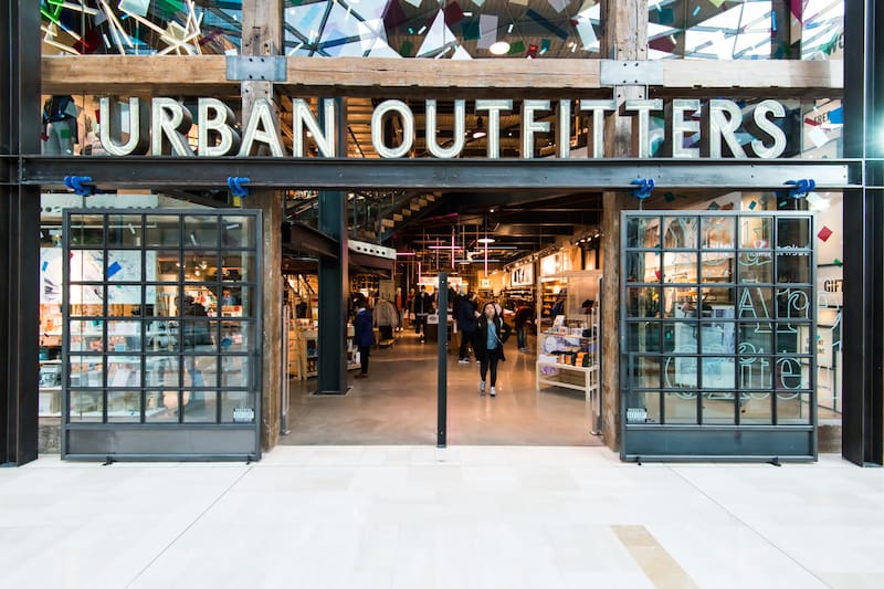 El nuevo local de Urban Outfitters en Valencia ocupa un edificio histórico frente a la plaza del Ayuntamiento.
