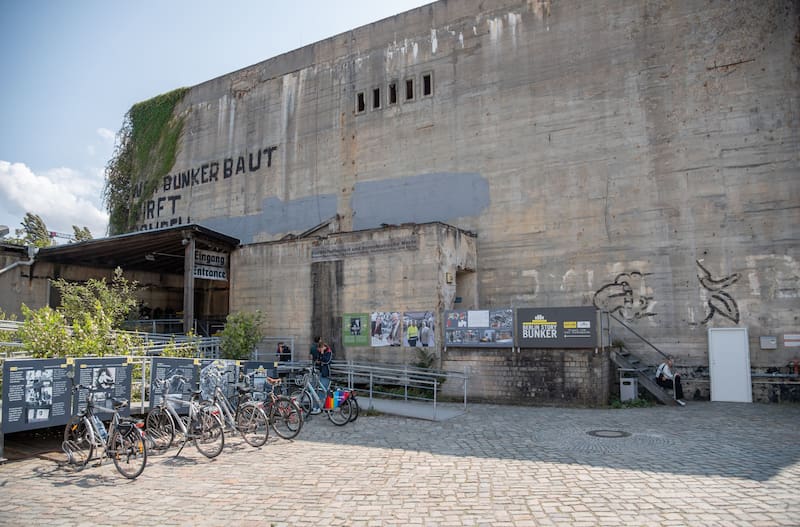 El búnker donde, según la versión oficial, Hitler se quitó la vida, vuelve a ser foco de debate tras la aparición de informes soviéticos.