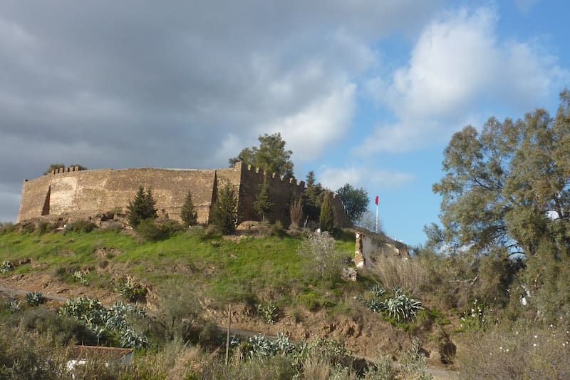 El Castillo de Alcoutim domina la localidad desde época medieval y ofrece una de las mejores panorámicas de la zona.