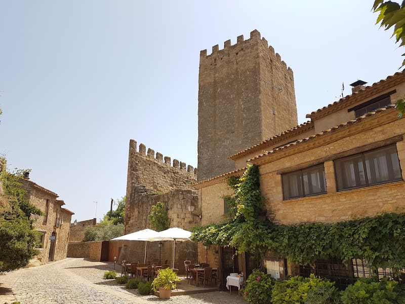 El castillo de Peratallada, con origen entre los siglos X y XI, es el principal símbolo patrimonial de esta localidad del Baix Empordà.