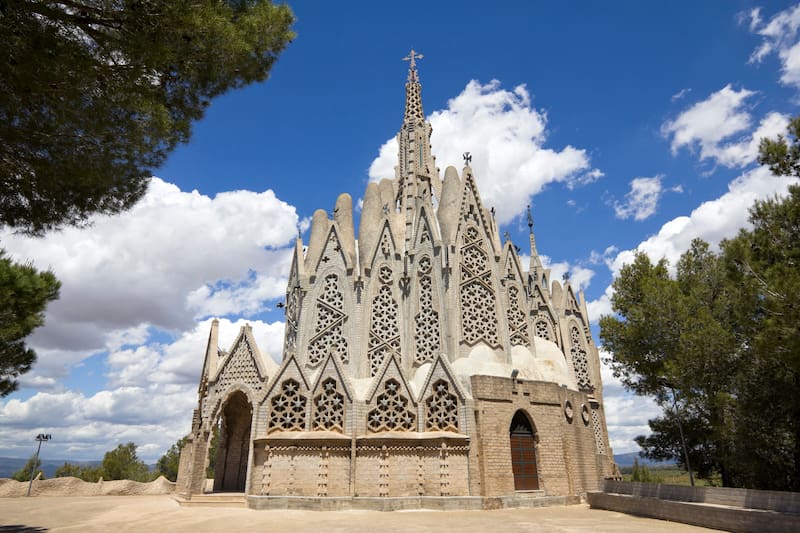 Este templo se integra en el paisaje tarraconense como un barco de piedra apuntando hacia la fe y el arte.