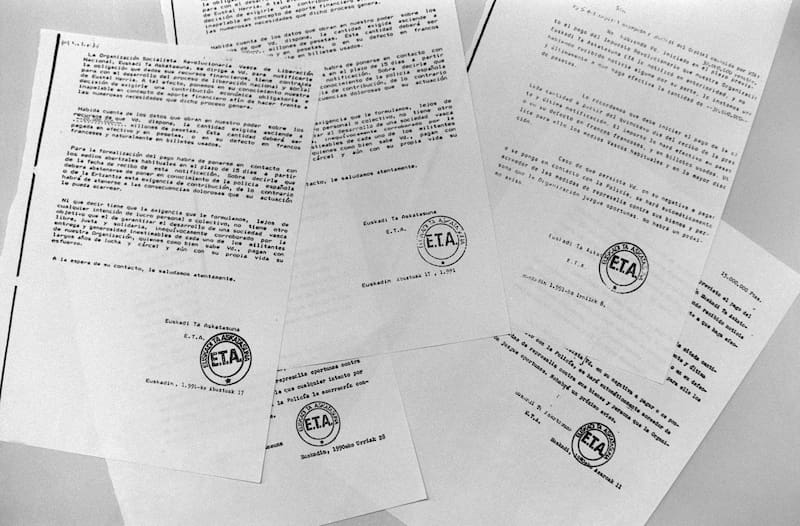 Fototeca Paloma
Cartas atribuidas a ETA con exigencias de pago del llamado “impuesto revolucionario”, una forma de extorsión utilizada por la organización terrorista durante décadas.