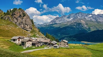 Reconocido por la ONU: este pueblo del país destaca por su estilo gótico y paisajes de montaña