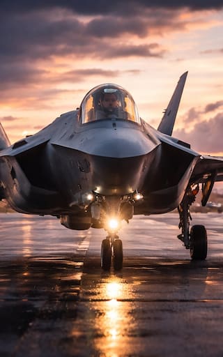 Aterriza el avión de guerra más poderoso del mundo: la máquina que domina el campo de batalla y es el orgullo del país
