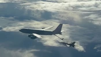 Con Presti y Lamelas al frente, llegaron seis nuevos F-16 desde Dinamarca