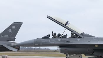 Con Presti y Lamelas al frente, llegaron seis nuevos F-16 desde Dinamarca