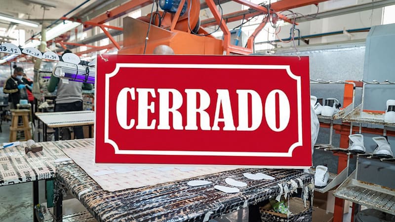 La fábrica de John Foos dejará de producir zapatillas luego de 40 años y pasará a importarlas directamente de Asia.