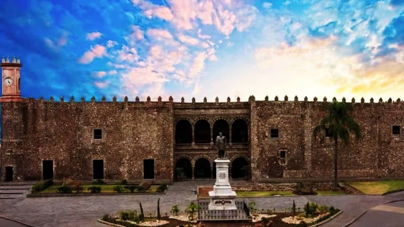 Imagen frontal del Palacio Hernán Cortés.