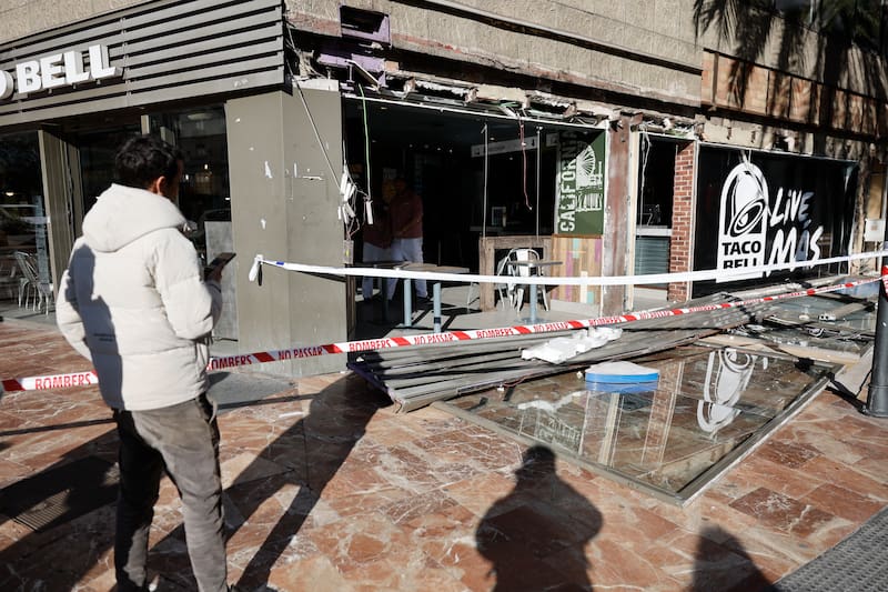 VALENCIA, 05/02/2026.- Vista de una fachada caída debido a la borrasca Leonardo este jueves, en la plaza del Ayuntamiento de Valencia, y que ha causado una persona herida. EFE/ Kai Försterling