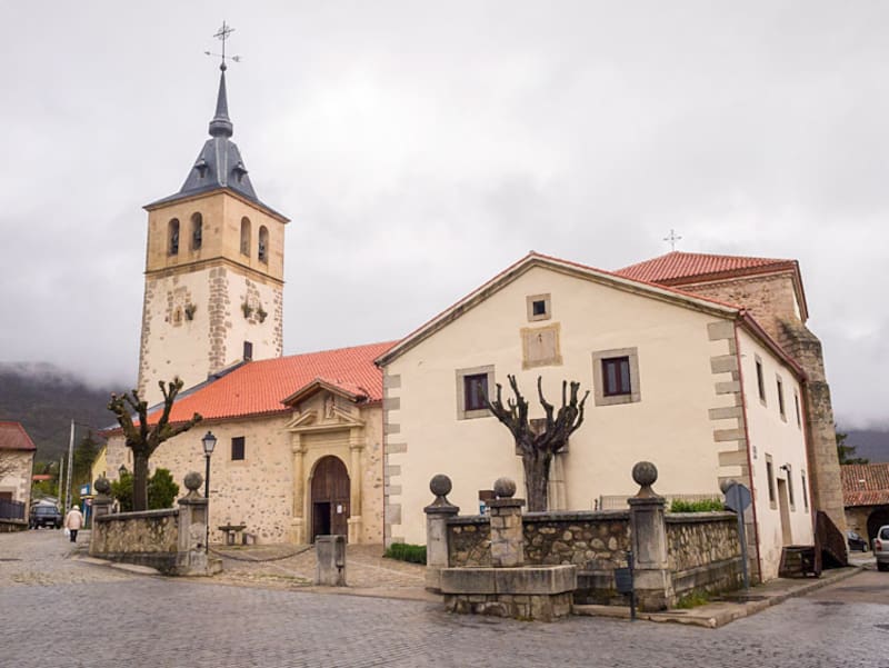 La Iglesia de San Andrés Apóstol es uno de los emblemas arquitectónicos del municipio, reflejo de su historia y arraigo cultural.