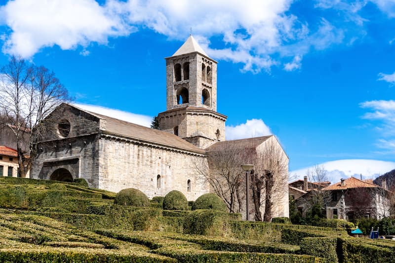 El Monasterio de Sant Pere, de origen benedictino, marcó el nacimiento del pueblo y es uno de los principales ejemplos de patrimonio medieval en la zona.