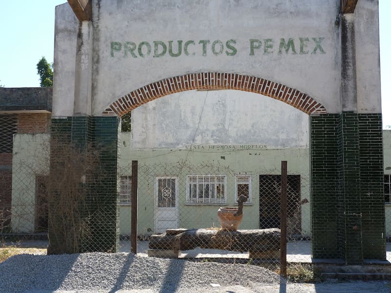 Fachada vintage de Pemex.