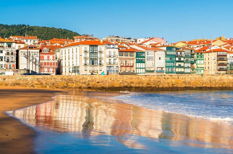 Las casas de colores frente al puerto forman una de las postales más reconocibles del pueblo y refuerzan su carácter costero y tradicional.
