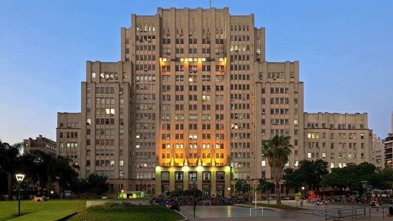 Los egresados pueden trabajar en hospitales, clínicas y sanatorios.