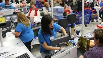 FAECYS acordó un aumento del 5,7% trimestral y suma un bono de $ 50 mil para los empleados de Comercio