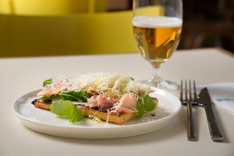 Fainá crocante con stracciatella, prosciutto o estilo fugazzeta en Felice.