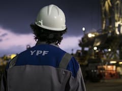 Los próximos pasos de YPF: la venta de una “joyita” y la polémica por los caños chinos