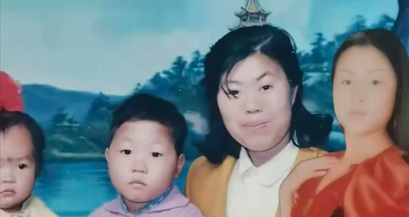 Una fotografía antigua de la familia de los hermanos antes de que la tragedia los separara.