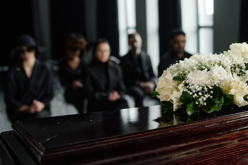 Tras el fallecimiento, además del duelo, los familiares deben afrontar trámites legales y fiscales vinculados a los bienes del fallecido.