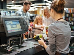 Este supermercado pierde clientes por cambiar a cajas de autopago: el rechazo que les obliga a cambiar la estrategia