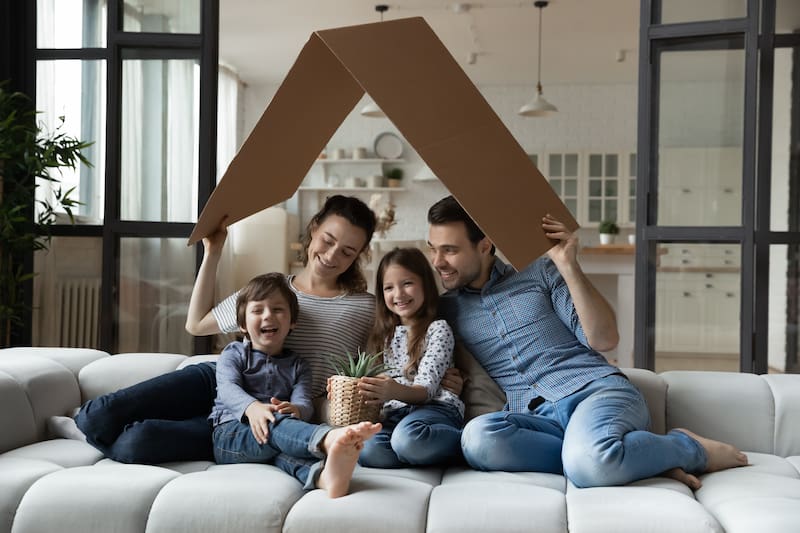 La reagrupación familiar en España permite que familiares de residentes legales obtengan autorización para vivir en el país.