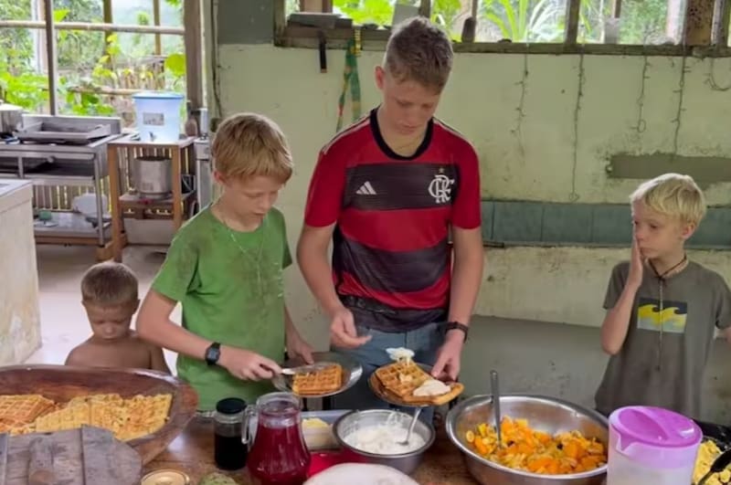 Una familia estadounidense dejó atrás la vida urbana para instalarse con sus seis hijos en plena selva amazónica de Ecuador.
