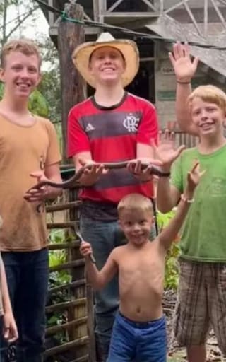 Tienen seis hijos y dejaron Estados Unidos para vivir en el medio del Amazonas: “Quería que mis niños tengan esta oportunidad”