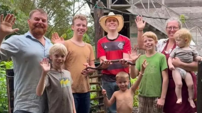 Una familia estadounidense dejó atrás la vida urbana para instalarse con sus seis hijos en plena selva amazónica de Ecuador.