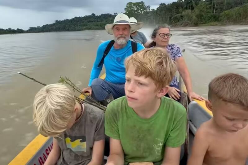 Una familia estadounidense dejó atrás la vida urbana para instalarse con sus seis hijos en plena selva amazónica de Ecuador.