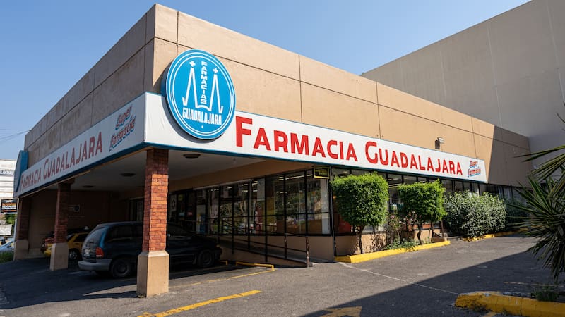 Farmacias Guadalajara cuenta con aproximadamente 64,178 empleados y opera 2,944 sucursales.