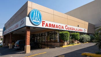 Farmacias Guadalajara se descuadra en la BMV: el mercado le exige márgenes y sus acciones se desploman