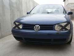 Colocar una cruz negra en los faros delanteros de los autos: para qué sirve y cuál es el significado