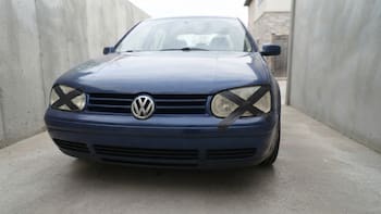 Colocar una cruz negra en los faros delanteros de los autos: para qué sirve y cuál es el significado