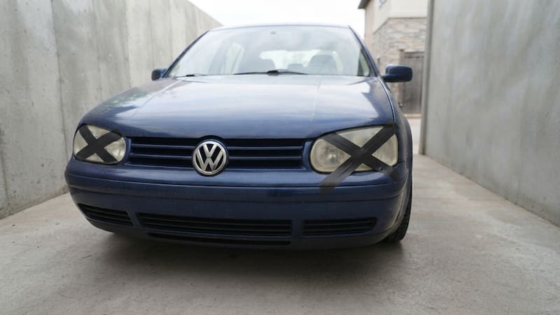 Colocar una cruz negra en los faros delanteros de los autos: para qué sirve y cuál es el significado