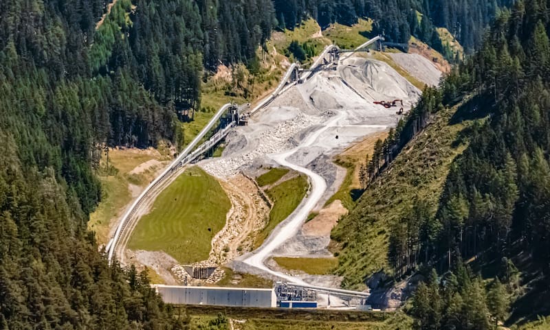 La estructura del BBT comprende dos túneles principales, cada uno con una vía única, sumando un trayecto de unos 55 km entre la localidad austríaca de Innsbruck y la italiana de Fortezza.