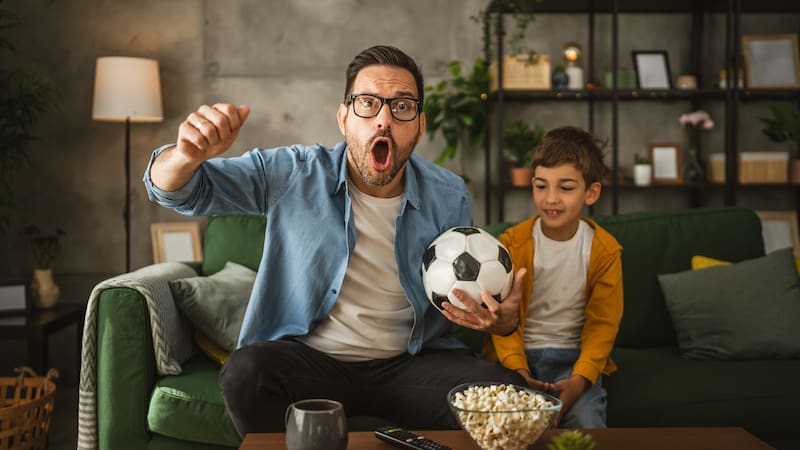 Padre e hijo viendo partidos del Mundial