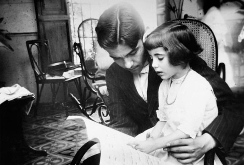 Federico Garcia Lorca con su hermana Isabel en Granada en 1914.