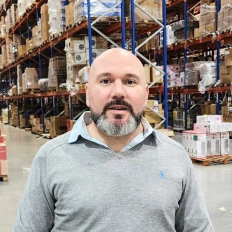 Federico Scarano en el centro de operaciones de Fully, la empresa de fulfillment que fundó en 2024 y que proyecta facturar $1.150 millones este año.