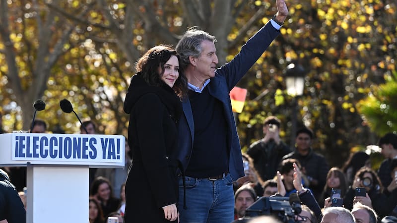 El PP exige la dimisión de Pedro Sánchez en una multitudinaria marcha en Madrid. Feijóo y Ayuso lideran el acto entre críticas al sanchismo y demandas de elecciones.