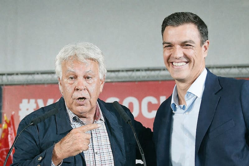 Felipe González y Pedro Sánchez en un mitín del PSC en 2015