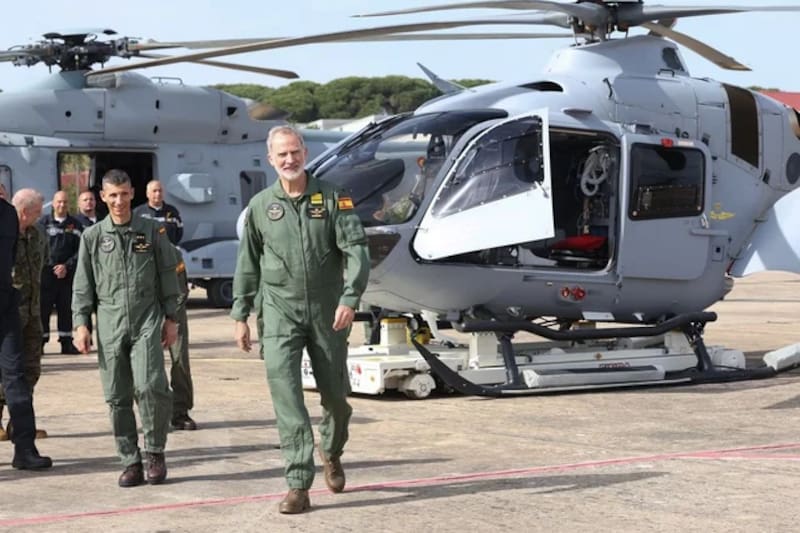 El monarca recorrió la exposición estática de aeronaves de la Flotilla antes de tomar los mandos del helicóptero más moderno de la Armada.