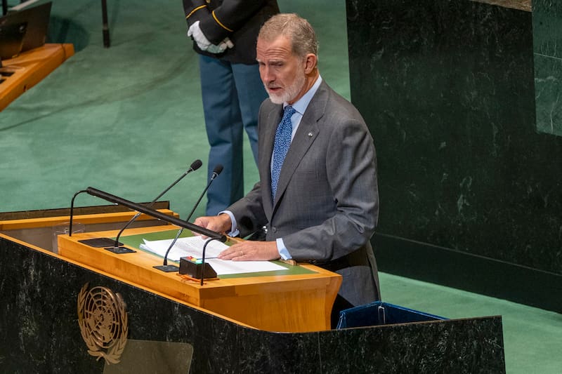 El Palacio Real y el Congreso de los Diputados han acogido los actos institucionales de conmemoración presididos por los reyes y sus hijas, la princesa Leonor y la infanta Sofía.