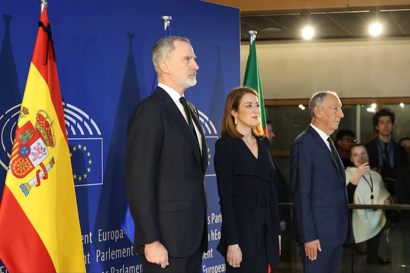 ESTRASBURGO, 21/01/2026.- El rey Felipe VI y el presidente portugués, Marcelo Rebelo de Sousa (d), acompañados por la presidenta del Parlamento Europeo, Roberta Merola, posan en el Parlamento Europeo en el marco de su intervención ante la Cámara con motivo del 40 Aniversario de la adhesión de España y Portugal a la Unión Europea. EFE/ Cuenta Oficial de la Casa Real en la red social X SOLO USO EDITORIAL/SOLO DISPONIBLE PARA ILUSTRAR LA NOTICIA QUE ACOMPAÑA (CRÉDITO OBLIGATORIO)