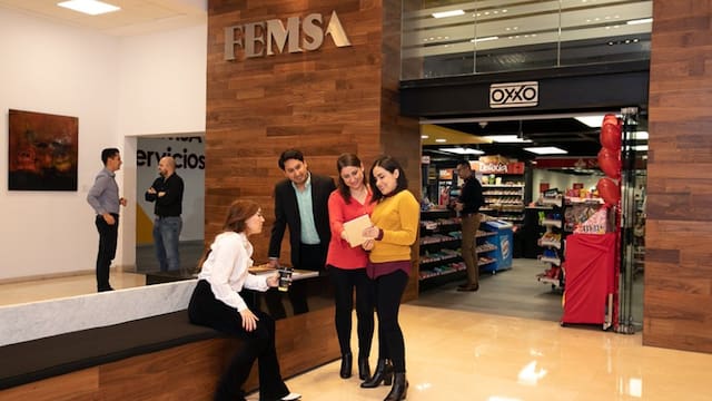 Femsa, dueña de Oxxo, cae casi 3% en la bolsa mexicana mientras ajusta su negocio fintech Spin