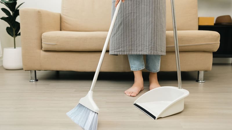 Por qué hay que barrer siempre desde el fondo de la casa hacia la puerta y nunca al revés, según el Feng Shui. Foto (Archivo)