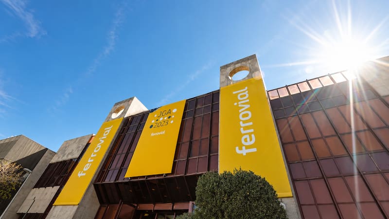 Exterior del auditorio donde Ferrovial celebró su Junta General de Accionistas en 2023.