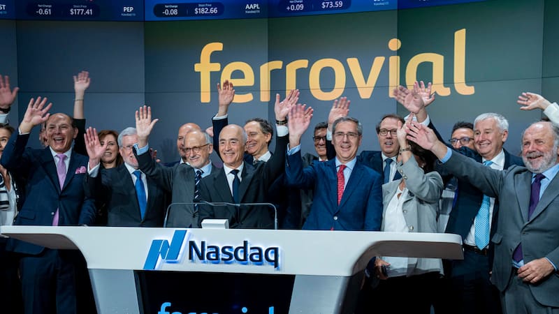 Directivos y empleados de la multinacional Ferrovial celebrando la ceremonia del toque de campana en el Nasdaq en Nueva York. Imagen ilustrativa.