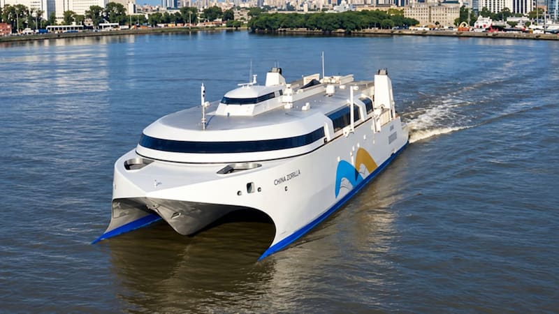 Lanzan el ferry eléctrico más grande del mundo en el Río de la Plata: cuenta con autonomía para unir Buenos Aires-Colonia y capacidad para 2.100 pasajeros.