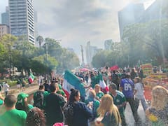 Fiesta bajo la tormenta: La afición inunda el Ángel tras el triunfo histórico del Tri en el Estadio CDMX